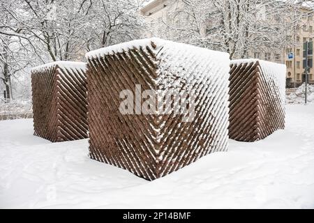 Schneebedecktes Relander Memorial, entworfen von Matti Peltokangas im Jahr 1996, im Bezirk Töösti in Helsinki, Finnland Stockfoto