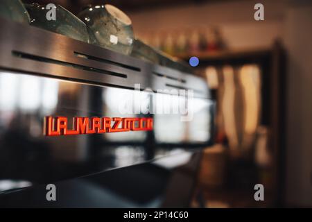 Eine La Marzocco Kaffeemaschine in einem Café. Stockfoto