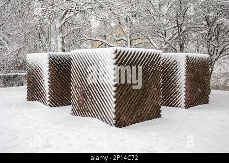 Das schneebedeckte Relander Memorial ist ein abstraktes Granitdenkmal, das von Matti Peltokangas entworfen und 1996 im Bezirk Töösti in Helsinki, Finnland, errichtet wurde Stockfoto