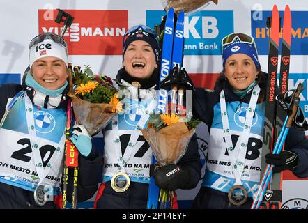 L-R Ingrid Landmark Tandrevold aus Norwegen, Marte Olsbu Roeiseland aus Norwegen und Anais Chevalier-Bouchet aus Frankreich sind nach dem 7 5 km langen Sprintrennen der Frauen im Rahmen der BMW IBU Weltmeisterschaft Biathlon NMNM 2023 am 3. März 2023 in Nove Mesto na Morave, Tschechische Republik, auf dem Podium zu sehen. (CTK Photo/Lubos Pavlicek) (CTK Photo/Lubos Pavlicek) Kredit: CTK/Alamy Live News Stockfoto