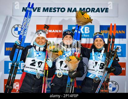 L-R Ingrid Landmark Tandrevold aus Norwegen, Marte Olsbu Roeiseland aus Norwegen und Anais Chevalier-Bouchet aus Frankreich sind nach dem 7 5 km langen Sprintrennen der Frauen im Rahmen der BMW IBU Weltmeisterschaft Biathlon NMNM 2023 am 3. März 2023 in Nove Mesto na Morave, Tschechische Republik, auf dem Podium zu sehen. (CTK Photo/Lubos Pavlicek) (CTK Photo/Lubos Pavlicek) Kredit: CTK/Alamy Live News Stockfoto