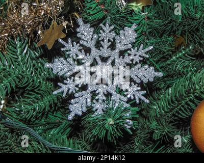 Schneeflockendekoration auf einem Weihnachtsbaum. Weihnachtsdekoration Stockfoto