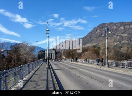 Blick über Ponte Talvera mit Blick auf das Siegesdenkmal (Monumento alla Vittoria), Bozen, Italien Stockfoto