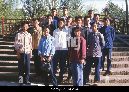 1960er Jahre, historische Gruppe junger chinesischer Männer, die für ein Foto in einem Park in Wuhan, China, stehen, Studenten an der lokalen Universität. Stockfoto