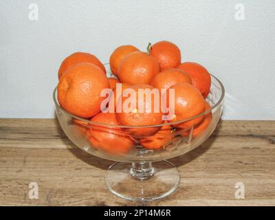 Clementinen in einer Glasschüssel. Gruppe Clementinen Stockfoto