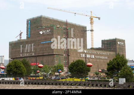 Neubau, mit Timesquare-Schild an der Seite, in Xian, VR China, mit Blick auf den Baustellenkran und in der Nähe des zentralen Geschäftsviertels/CBD-Gebäudes. (125) Stockfoto