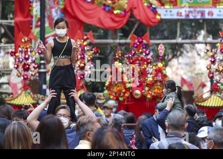 Besucher des AP Lei Chau Hung Shing Culture Festival 2023 im AP Lei Chau im Southern District. Das Kulturfestival umfasst die Opferzeremonie, den Segen der Wasserlaternen und den Segen der Drachenboote. Löwentänze und festliche Paraden sowie religiöse Opernaufführungen für die Gottheiten, kantonesische Oper und andere traditionelle Rituale sind ebenfalls Teil der Festlichkeiten.26FEB23 SCMP/Yik Yeung-man Stockfoto