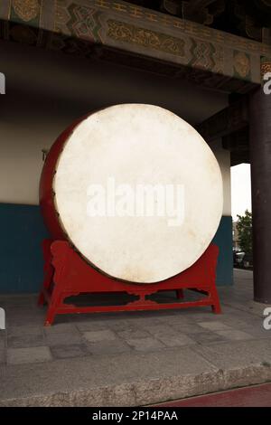 Umfangreiche Ausstellung von Trommeln im Tempelstil für Besucher im Xi'an Trommelturm in der chinesischen Stadt Xian. VR China, China. Die Gegend ist bei Touristen beliebt. (125) Stockfoto