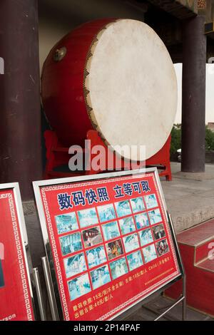 Umfangreiche Ausstellung von Trommeln im Tempelstil für Besucher im Xi'an Trommelturm in der chinesischen Stadt Xian. VR China, China. Die Gegend ist bei Touristen beliebt. (125) Stockfoto