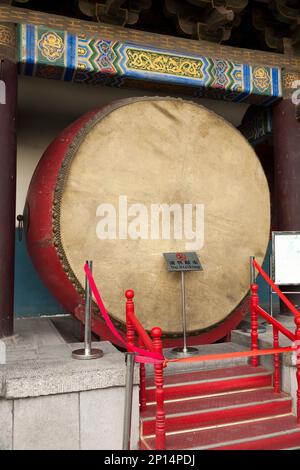 Umfangreiche Ausstellung von Trommeln im Tempelstil für Besucher im Xi'an Trommelturm in der chinesischen Stadt Xian. VR China, China. Die Gegend ist bei Touristen beliebt. (125) Stockfoto