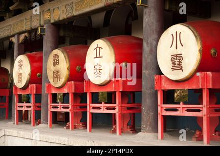 Umfangreiche Ausstellung von Trommeln im Tempelstil für Besucher im Xi'an Trommelturm in der chinesischen Stadt Xian. VR China, China. Die Gegend ist bei Touristen beliebt. (125) Stockfoto