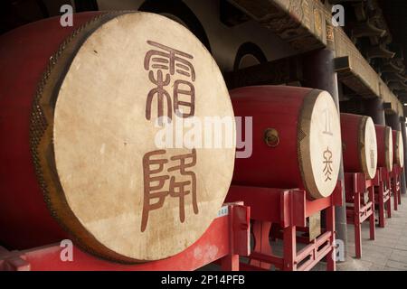 Umfangreiche Ausstellung von Trommeln im Tempelstil für Besucher im Xi'an Trommelturm in der chinesischen Stadt Xian. VR China, China. Die Gegend ist bei Touristen beliebt. (125) Stockfoto