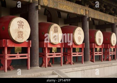 Umfangreiche Ausstellung von Trommeln im Tempelstil für Besucher im Xi'an Trommelturm in der chinesischen Stadt Xian. VR China, China. Die Gegend ist bei Touristen beliebt. (125) Stockfoto