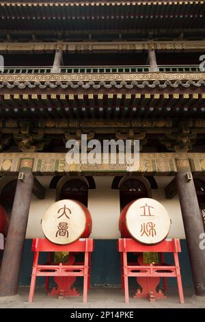 Umfangreiche Ausstellung von Trommeln im Tempelstil für Besucher im Xi'an Trommelturm in der chinesischen Stadt Xian. VR China, China. Die Gegend ist bei Touristen beliebt. (125) Stockfoto