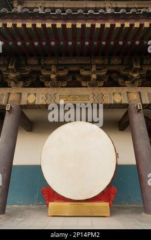 Umfangreiche Ausstellung von Trommeln im Tempelstil für Besucher im Xi'an Trommelturm in der chinesischen Stadt Xian. VR China, China. Die Gegend ist bei Touristen beliebt. (125) Stockfoto