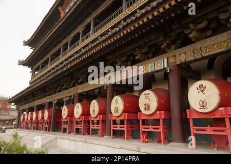 Umfangreiche Ausstellung von Trommeln im Tempelstil für Besucher im Xi'an Trommelturm in der chinesischen Stadt Xian. VR China, China. Die Gegend ist bei Touristen beliebt. (125) Stockfoto