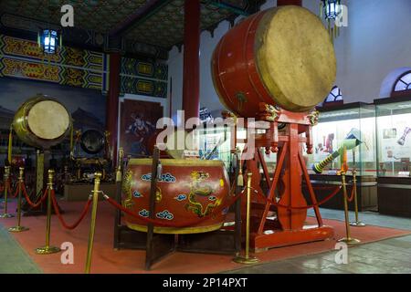 Umfangreiche Ausstellung von Trommeln im Tempelstil für Besucher im Xi'an Trommelturm in der chinesischen Stadt Xian. VR China, China. Die Gegend ist bei Touristen beliebt. (125) Stockfoto