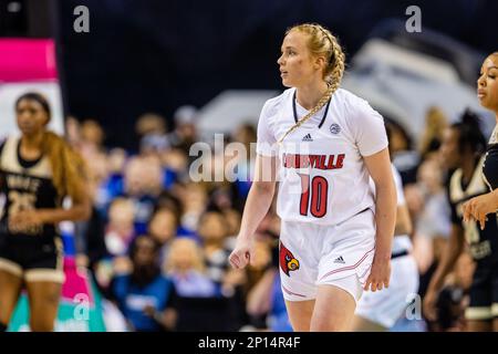 Greensboro, NC, USA. 3. März 2023. Die Louisville Cardinals bewachen Hailey Van Lith (10) während des Viertelfinals des Women's ACC Tournament gegen die Wake Forest Demon Deacons im Greensboro Coliseum in Greensboro, NC. (Scott Kinser/Cal Sport Media). Kredit: csm/Alamy Live News Stockfoto