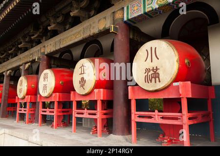 Umfangreiche Ausstellung von Trommeln im Tempelstil für Besucher im Xi'an Trommelturm in der chinesischen Stadt Xian. VR China, China. Die Gegend ist bei Touristen beliebt. (125) Stockfoto