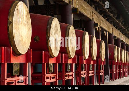 Umfangreiche Ausstellung von Trommeln im Tempelstil für Besucher im Xi'an Trommelturm in der chinesischen Stadt Xian. VR China, China. Die Gegend ist bei Touristen beliebt. (125) Stockfoto