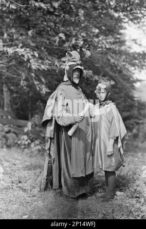 Szene aus Sanctuary, A Bird Masque, von Percy MacKaye, in der Probe für die erste Vorstellung bei der Meriden Bird Club Sanctuary Dedication in New Hampshire, 1913. September Das Foto zeigt Herbert Adams und Arvia MacKaye als Kardinalvogel und Kolibri. Stockfoto