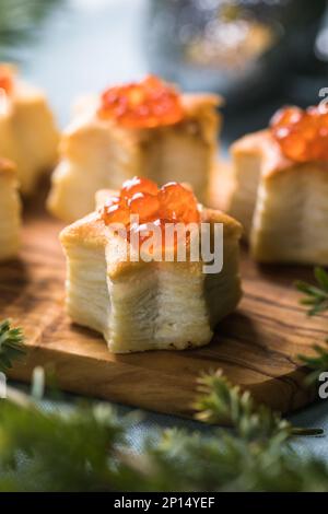 Weihnachtsbaumcanape oder Sandwich mit Gurkenscheibe, Lachs für einen festlichen Weihnachtssnack. Neujahrsrezept Stockfoto