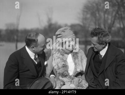 Arnold Genthe sitzt mit zwei Freunden im Freien, zwischen 1911 und 1942 Uhr. Stockfoto