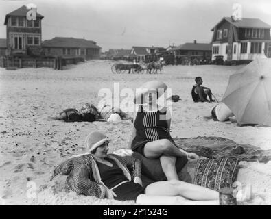 Zwei unbekannte Frauen in Long Beach, New York, zwischen 1911 und 1942. Stockfoto