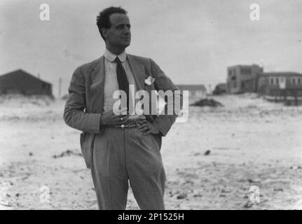 Unbekannter Mann in Long Beach, New York, zwischen 1911 und 1942. Stockfoto