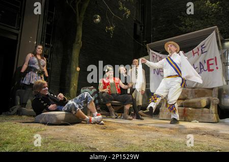 l-r: Charlotte Mills (Tanya), Mackenzie Crook (Ginger), Mark Rylance (Johnny 'Rooster' Byron), Jessica Barden (Pea), Alan David (der Professor), Gerard Horan (Wesley) in JERUSALEM von Jez Butterworth im Jerwood Theatre unten, Royal Court Theatre, London SW1 15/07/2009 Design: Mimi Ulan Sherlighting: Jordan Stockfoto