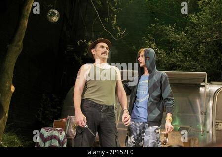 l-r: Mark Rylance (Johnny 'Rooster' Byron), Mackenzie Crook (Ginger) in JERUSALEM von Jez Butterworth im Jerwood Theatre unten, Royal Court Theatre, London SW1 15/07/2009 Design: Ultz Beleuchtung: Mimi Jordan Sherin Regisseur: Ian Rickson Stockfoto