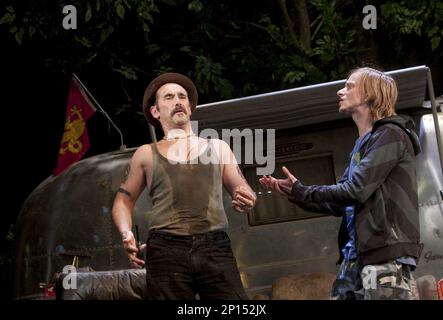 l-r: Mark Rylance (Johnny 'Rooster' Byron), Mackenzie Crook (Ginger) in JERUSALEM von Jez Butterworth im Apollo Theatre, London W1 10/02/2010 A Royal Court 2009 Produktionsdesign: Ultz Beleuchtung: Mimi Jordan Sherin Regisseur: Ian Rickson Stockfoto