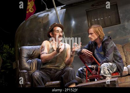 l-r: Mark Rylance (Johnny 'Rooster' Byron), Mackenzie Crook (Ginger) in JERUSALEM von Jez Butterworth im Apollo Theatre, London W1 10/02/2010 A Royal Court 2009 Produktionsdesign: Ultz Beleuchtung: Mimi Jordan Sherin Regisseur: Ian Rickson Stockfoto