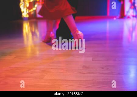 Tanzende Schuhe eines Paares, Paare tanzen traditionellen lateinamerikanischen tanz Milonga im Ballsaal, Tango Salsa Bachata Kizomba Lektion, Festival o Stockfoto