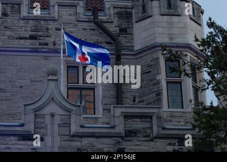 Toronto, ONTARIO, Kanada - 20. Dezember 2022: Flagge von Toronto im Casa Loma Castle in Toronto zur Weihnachtszeit. Das Hotel ist Teil der kanadischen Natio Stockfoto