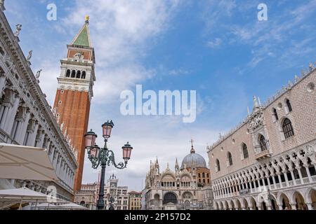 Piazza San Marco / Markusplatz mit Markusdom, Dogenpalast / Palazzo Ducale und Campanile in Venedig, Veneto, Norditalien Stockfoto