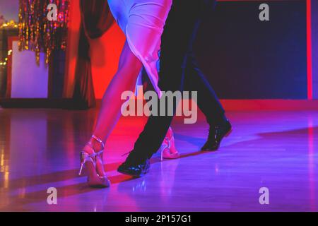 Tanzende Schuhe eines Paares, Paare tanzen traditionellen lateinamerikanischen tanz Milonga im Ballsaal, Tango Salsa Bachata Kizomba Lektion, Festival o Stockfoto
