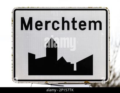Merchtem, Flämische Region Brabant, Belgien, Februar 25 2023 - Schwarzweißes Straßenzeichen der Gemeinde Merchtem Stockfoto