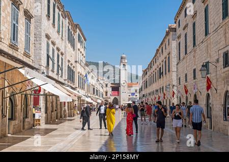 Glockenturm und Touristen Shopping in Stradun / Placa, Hauptstraße in der Altstadt, historisches Stadtzentrum von Dubrovnik, Süddalmatien, Kroatien Stockfoto