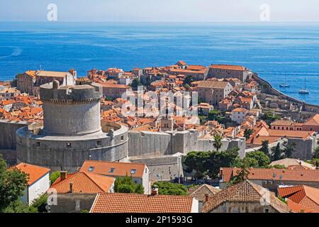 Blick über die Adria, den mittelalterlichen Minčeta-Turm und die Stadtmauern der Altstadt, das historische Stadtzentrum von Dubrovnik, das südliche Dalmatien, Kroatien Stockfoto