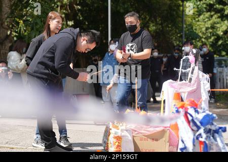 Chris Tam, Partner von Abby Choi Tin-fung, trauert um die Gesellschaft am Tatort im Dorf Lung Mei, Tai Po. Man fand eine kopflose Leiche, die Choi sein sollte. Die Polizei vermutet, dass sie von der Familie ihres Ex-Mannes ermordet und zerstückelt wurde. 28FEB23 SCMP / Elson Li Stockfoto