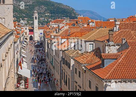 Glockenturm und Touristen Shopping in Stradun / Placa, Hauptstraße in der Altstadt, historisches Stadtzentrum von Dubrovnik, Süddalmatien, Kroatien Stockfoto