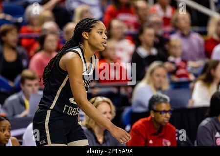 Greensboro, NC, USA. 3. März 2023. Wake Forest Demon Deacons bewachen Jewel Spear (24) während des Viertelfinals des ACC-Turniers für Frauen gegen die Louisville Cardinals im Greensboro Coliseum in Greensboro, NC. (Scott Kinser/Cal Sport Media). Kredit: csm/Alamy Live News Stockfoto