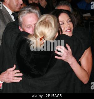 Michael Douglas, Lauren Bacall und Catherine Zeta Jones nehmen am 15. Januar 2008 an der Gala des National Board of Review of Motion Pictures Awards 2007 in der Cipriani 42. Street in New York City Teil. Foto: Henry McGee/MediaPunch Stockfoto