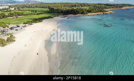 Blick aus der Vogelperspektive auf den paradischen Strand, das Koma, die balearen mallorcas Stockfoto