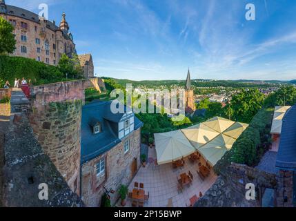 Marburg: Blick vom Schloss Marburger auf die Altstadt und die Lutherische Pfarrkirche Marien (Lutherische Gemeindekirche St. Mary) in Lahntal, Hessen Stockfoto