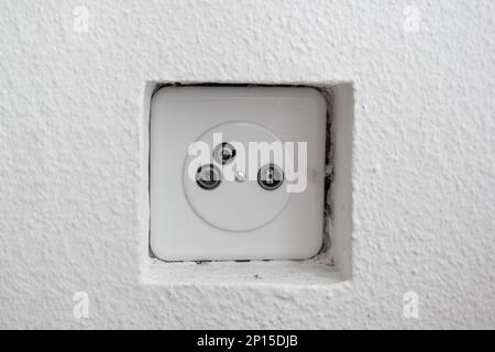 TV-Antennenbuchsen in der weißen Wand des Apartments. Nahaufnahme, keine Leute. Stockfoto