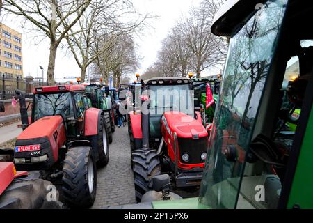Brüssel, Belgien. 03. März 2023. Landwirte mit ihren Traktoren aus der nördlichen Region von Belgien nehmen am 3. März 2023 in Brüssel an einem Protest gegen einen neuen Plan der Regionalregierung zur Begrenzung der Stickstoffemissionen Teil. Kredit: ALEXANDROS MICHAILIDIS/Alamy Live News Stockfoto