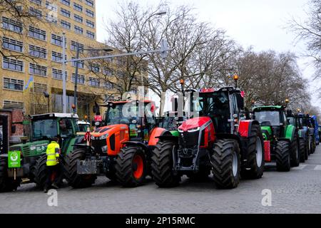 Brüssel, Belgien. 03. März 2023. Landwirte mit ihren Traktoren aus der nördlichen Region von Belgien nehmen am 3. März 2023 in Brüssel an einem Protest gegen einen neuen Plan der Regionalregierung zur Begrenzung der Stickstoffemissionen Teil. Kredit: ALEXANDROS MICHAILIDIS/Alamy Live News Stockfoto