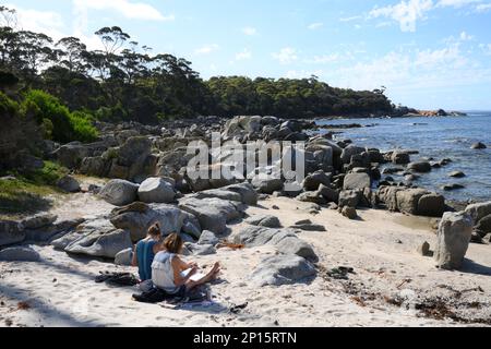 Künstler arbeiten am abgeschiedenen Strand in Tasmanien mit unberührter Küste und Stränden in der Nähe von Skeleton Bay, Binalong, Tasmanien für Inspiration Stockfoto